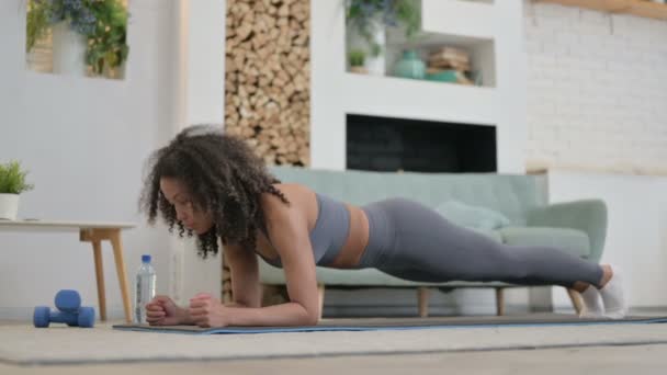 Joven Africana haciendo Plank en Yoga Mat en Casa — Vídeos de Stock