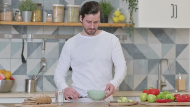 Jeune homme en bonne santé se sentant fatigué pendant la cuisson dans la cuisine — Video