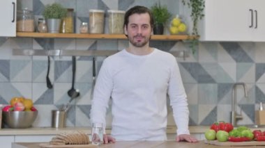 Mutfakta Ayakta Duran Genç Adam Başparmağını kaldırdı