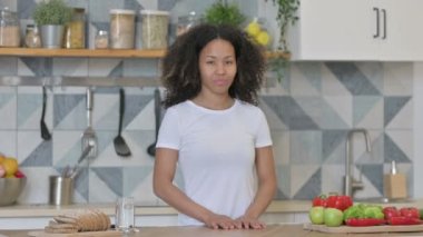 Afrikalı Kadın Mutfakta Beklerken Kameraya Bakıyor