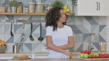 Genç Afrikalı Kadın Mutfakta Dururken Düşünüyor