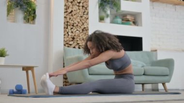 Genç Afrikalı Kadın Evdeki Yoga Mattı 'nda Gerinme Yapıyor