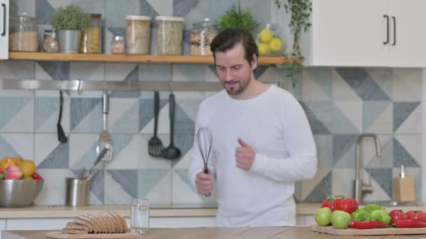 Glücklicher junger Mann tanzt in Küche — Stockvideo