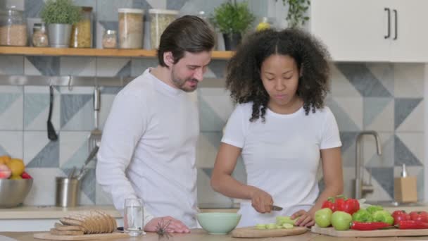 Coppia mista razza taglio verdure mentre in piedi in cucina — Video Stock