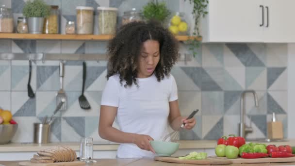 Afrikansk kvinna känner sig trött medan matlagning i köket — Stockvideo