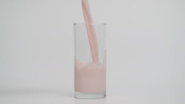 Çilek Sütünün Yavaş Hareketi, Beyaz Arkaplan