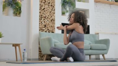 Genç Afrikalı Kadın Evdeki Yoga Mattı 'nda Gerinme Yapıyor