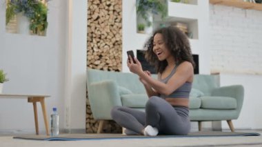 Genç Afrikalı Kadın Yoga Mat 'te Smartphone' da Video Sohbeti 