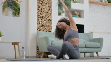 Genç Afrikalı Kadın Yoga yapıyor Yoga Minat 'ta