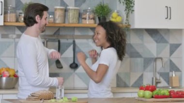 Mutlu Karışık Irk Çiftleri Mutfakta Dans Ediyor 