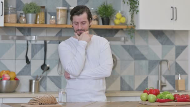 Mutfakta dikilen Ciddi Genç Adam Endişeli — Stok video