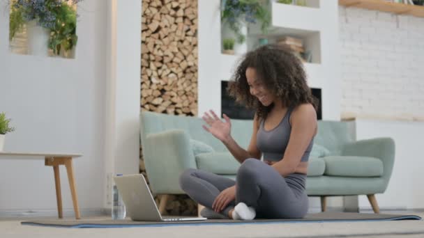 非洲妇女在瑜伽舱笔记本电脑上的视频通话 — 图库视频影像
