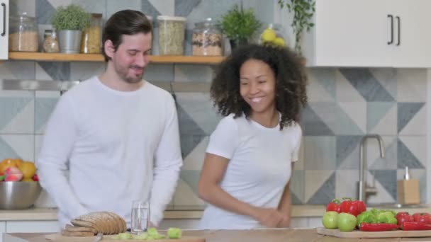Pareja de raza mixta bailando en la cocina — Vídeo de stock