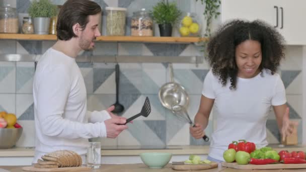 Mutfakta Karışık Yarış Çifti Dansı — Stok video