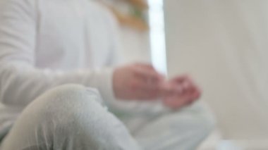 Evde Yoga Matt Üzerine Meditasyon Yapan İnsanın Elleri Portresi