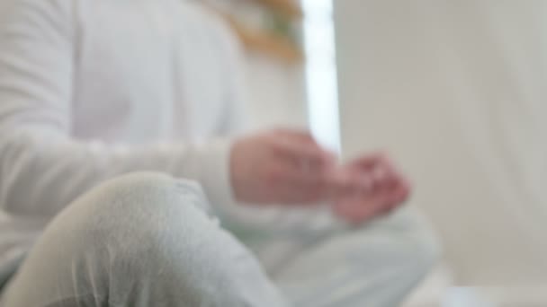 家でヨガマットで瞑想男の手の肖像 — ストック動画