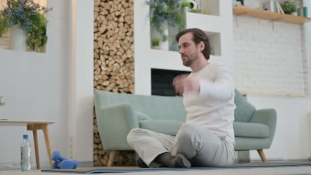 Jeune homme faisant du Yoga sur tapis de yoga à la maison — Video