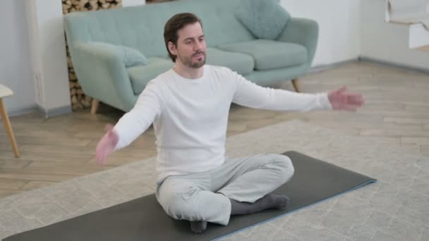 Visão superior do jovem fazendo Yoga no tapete de ioga em casa — Vídeo de Stock