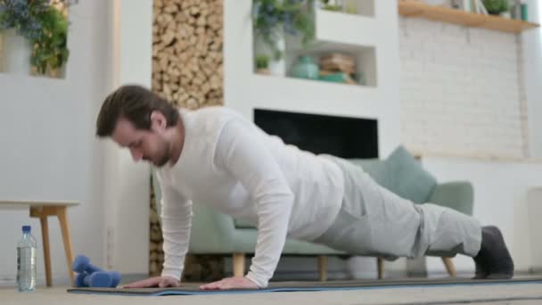 Giovane che fa flessioni su Yoga Mat a casa — Video Stock