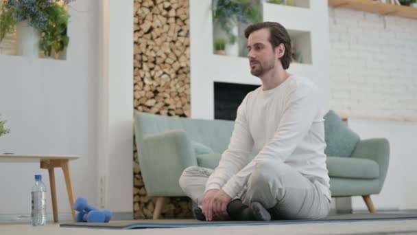 Giovane Meditando su Yoga Mat a casa — Video Stock