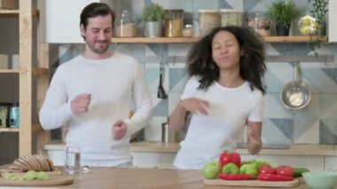 Mutfakta Karışık Yarış Çifti Dansı 