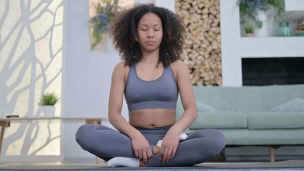 Giovane donna africana che medita su Yoga Mat a casa — Video Stock