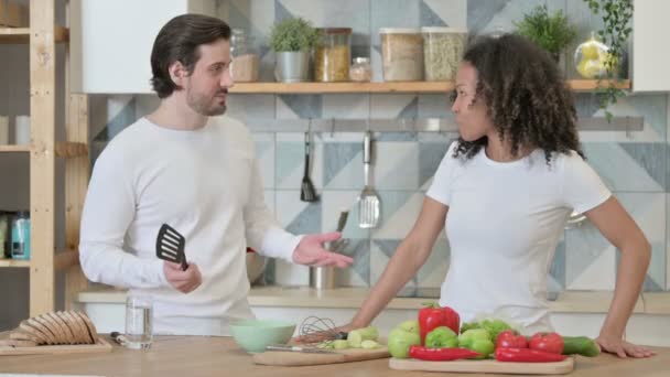 Young Man berdebat dengan Young African Woman di Kitchen — Stok Video