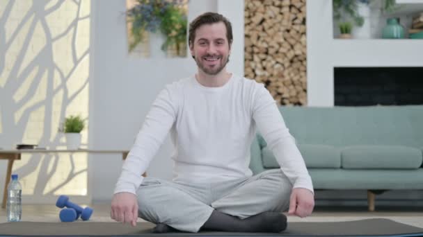 Młody człowiek rozmawia na wideo Call on Yoga Mat w domu — Wideo stockowe