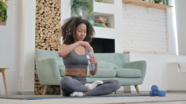 Perempuan Afrika meminum air ketika melakukan Yoga di Rumah — Stok Video