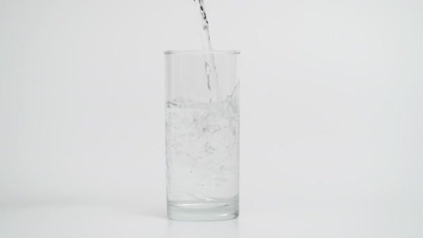 Super cámara lenta de verter agua en vidrio, 1000 fps Shot — Vídeo de stock