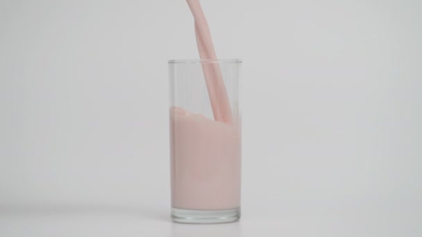 Mouvement lent de verser du lait en verre transparent à 1000 ips — Video