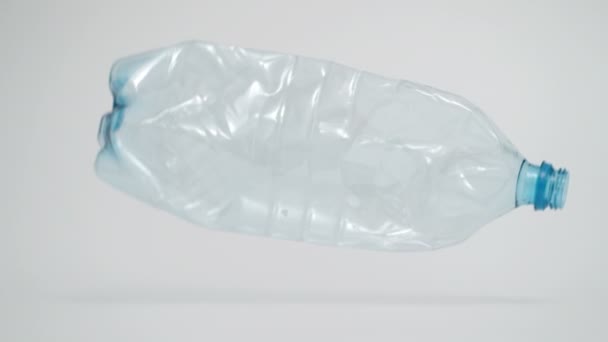 A műanyag palackok lassú mozgása 1000 fps sebességgel zuhan — Stock videók