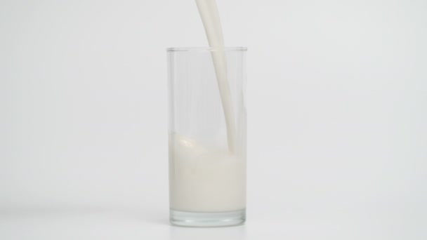 Повільний рух молока в прозорому склі зі швидкістю 1000 к/с — стокове відео