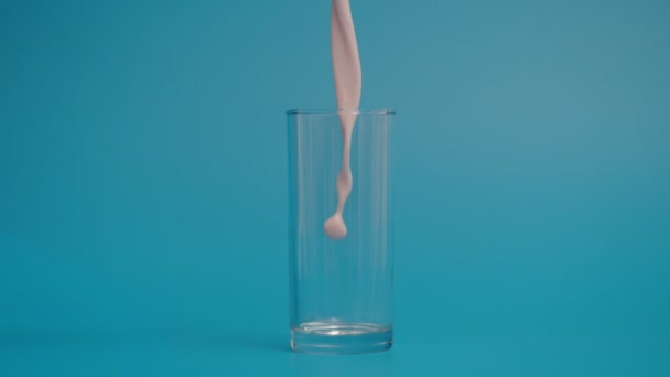 Super Slow Motion of Pouring Milk in Glass, 1000 fps — Stock Video