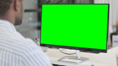 Yeşil Krom Anahtar Ekranı ile Masaüstü kullanan Afrikalı Adam 