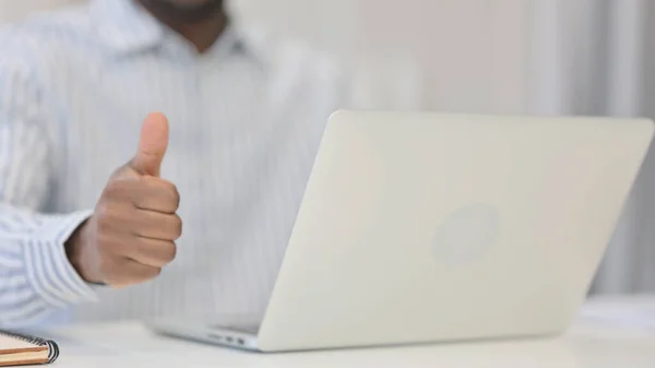 Nahaufnahme eines Afrikaners mit Laptop, der Daumen hoch zeigt — Stockfoto