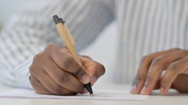 Kağıda Kalemle Yazan Afrikalı Adam 'ın Kapanışı 