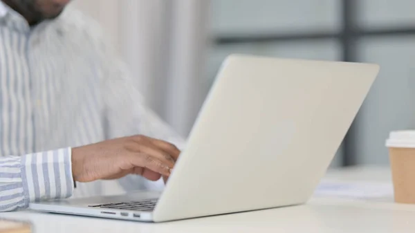 Nahaufnahme eines Afrikaners, der auf Laptop tippt — Stockfoto