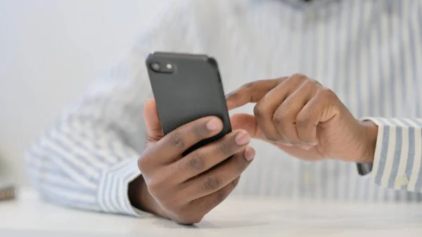Close Up of African Man za pomocą smartfona, Mobile — Zdjęcie stockowe