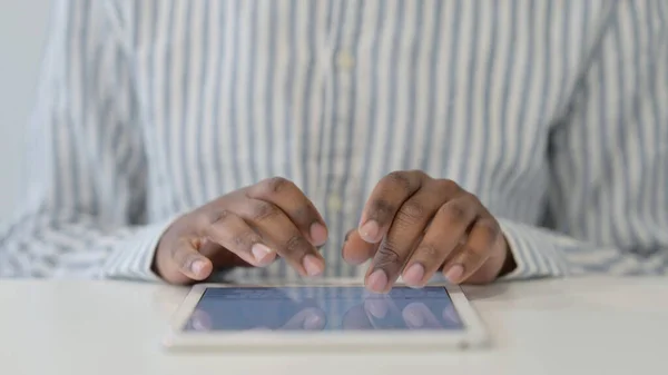 Primo piano di mani africane Dattilografia su Tablet sulla scrivania — Foto Stock