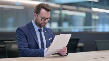 Orta Çağ İşadamı İşyerinde Belgeler Okuyor