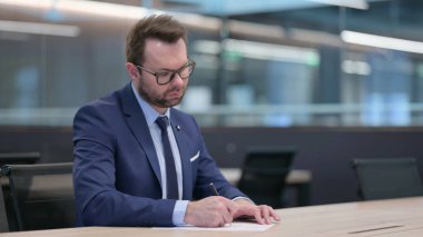 Çalışkan Orta Çağ İşadamı ve Kağıt Üzerinde Yazı