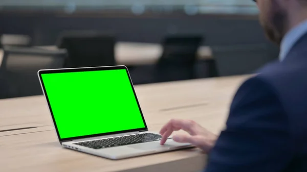 Hombre de negocios de mediana edad que utiliza el ordenador portátil con pantalla clave de croma verde —  Fotos de Stock