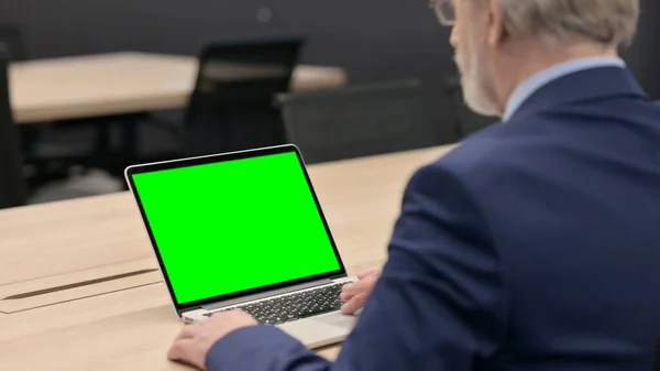 Starý podnikatel používající notebook s obrazovkou Chroma — Stock fotografie