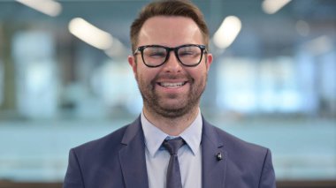 Orta yaşlı iş adamı Kameraya gülümsüyor