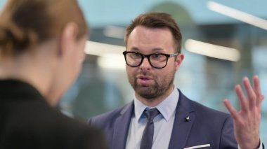 Kızgın İşadamı İş kadınıyla Kavga Ediyor