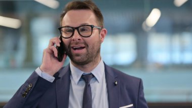 Orta Çağ İşadamı Telefonda Konuşuyor