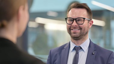 İş kadını İş adamıyla konuşuyor