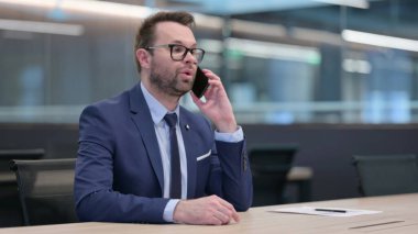 Orta Çağ İşadamı İş yerinde Konuşuyor