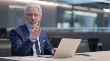 İşyerindeki Eski İşadamından Parmak İle Hareket Yok